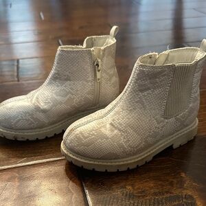 Carter’s toddler girl, size 10 snake print boots